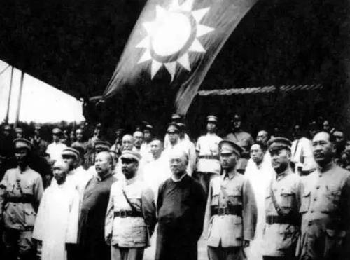 How shabby is Chiang Kai-shek's mausoleum? Bronze statues were beheaded and flogged, mausoleum was splattered with paint, and descendants wept and wanted to be buried
