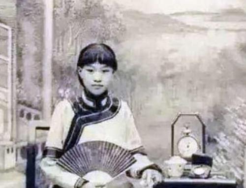 Master Hongyi's biological mother Wang Fengling: 17 years old married a 60-year-old man, after her death, her son played piano and sang at funeral
