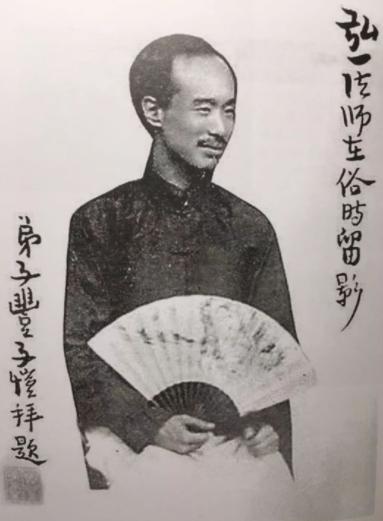 Master Hongyi's biological mother Wang Fengling: 17 years old married a 60-year-old man, after her death, her son played piano and sang at funeral
