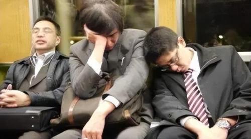 The miserable life of Japanese "social animals" sleeps only 2 hours a day and works overtime 24 hours.
