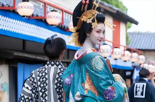 Japanese Oiran: Status is more honorable than guests, and he has right to refuse guests, but he must retire at 28

