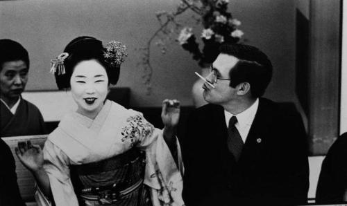 Japanese Oiran: Status is more honorable than guests, and he has right to refuse guests, but he must retire at 28
