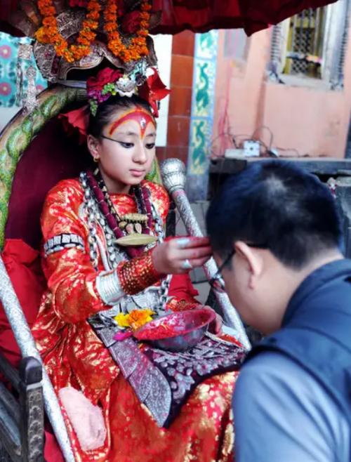 Nepalese Kumari: 4-year-old boy was devoted to shrine for 10 years and he did not touch ground when he came out. After he abdicated, no one got married
