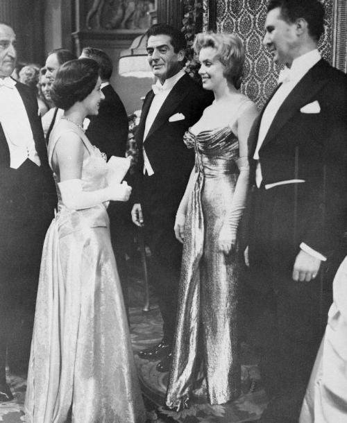 In 1956, Monroe and Queen of England were in the same frame, and her good figure was not worth mentioning in front of her elegant temperament.
