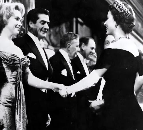 In 1956, Monroe and Queen of England were in the same frame, and her good figure was not worth mentioning in front of her elegant temperament.
