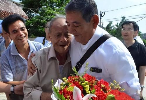 Xiong Bohong: Commander-in-Chief of Honduras, first returned to his hometown in Guangdong at age of 66 and found his 87-year-old brother.
